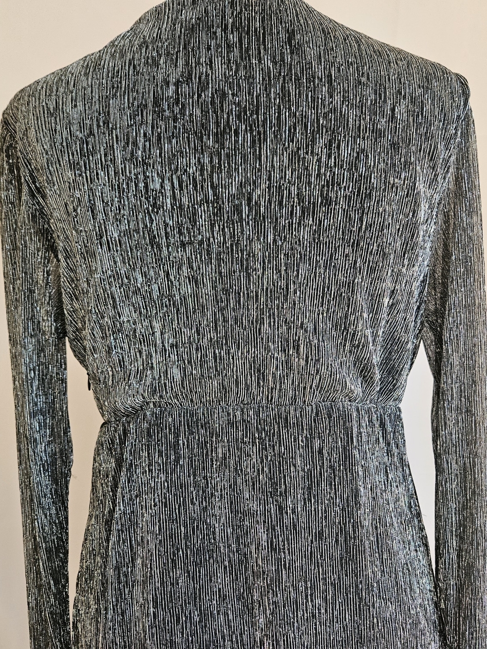 Serra Metallic Silver Plisse Long Sleeve Wrap Dress NWT Size Small - Picture 11 of 16